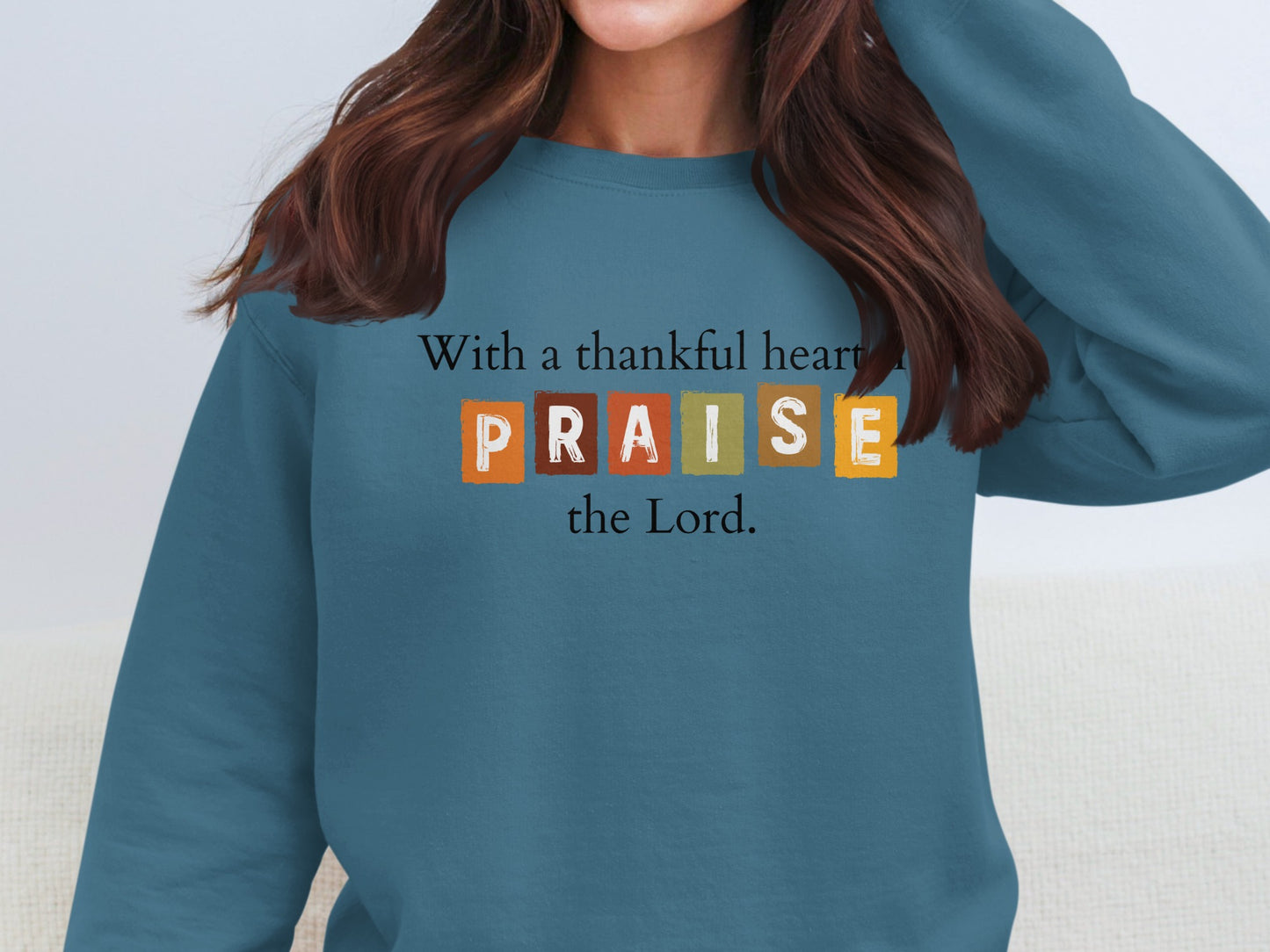 With a thankful heart Praise the Lord on sweatshirt